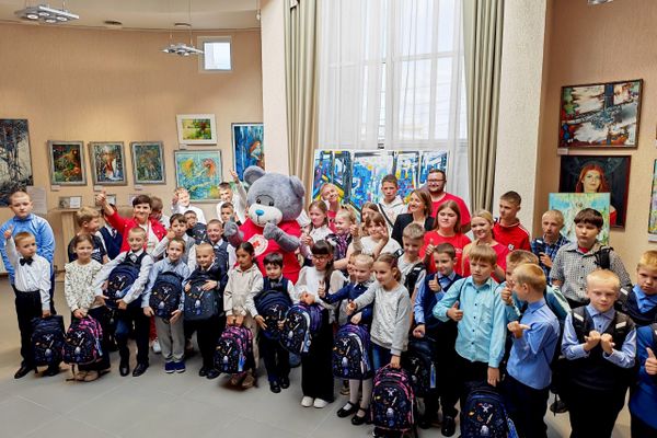 Россотрудничество передало первоклашкам Беларуси космические портфели Россотрудничество передало первоклашкам Беларуси космические портфели - Sputnik Беларусь