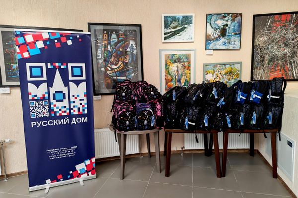 Россотрудничество передало первоклашкам Беларуси космические портфели Россотрудничество передало первоклашкам Беларуси космические портфели - Sputnik Беларусь