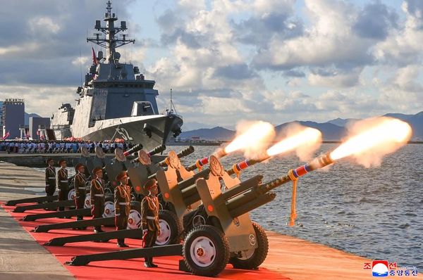 Торжественный залп в честь ввода в строй эсминца "Кан Кон". - Sputnik Беларусь