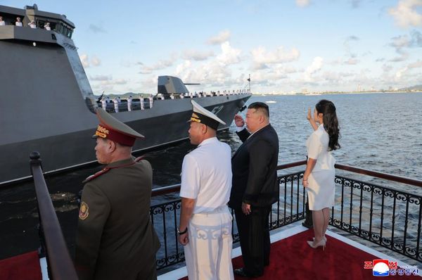 Лидер Северной Кореи Ким Чен Ын в сопровождении своей дочери Ким Джу Э присутствует на церемонии ввода в строй эсминца "Кан Кон". - Sputnik Беларусь