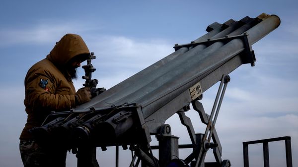 Украинский солдат готовится к запуску реактивной системы залпового огня, установленной на пикапе - Sputnik Беларусь