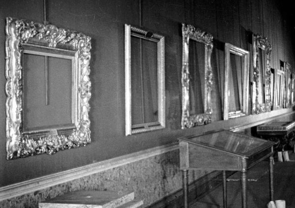 Пустые рамы в залах Государственного Эрмитажа. В июле 1941 года более миллиона 200 тысяч экспонатов музея были эвакуированы в тыл Советского Союза. - Sputnik Беларусь