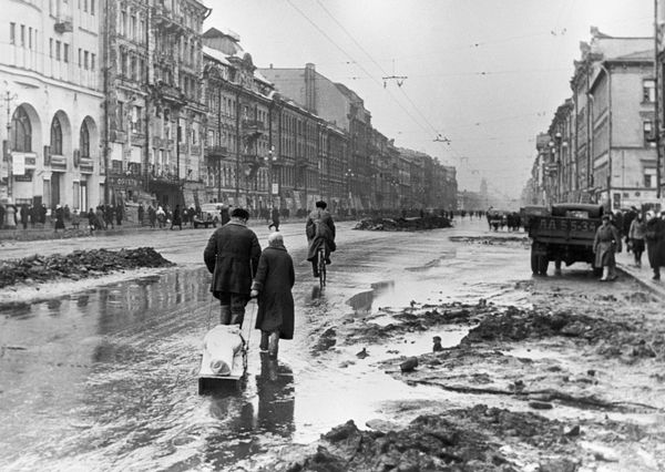 Родственники везут на кладбище умершего от голода ленинградца. - Sputnik Беларусь
