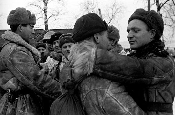 Блокада прорвана!  Встреча военнослужащих 2-й ударной и 42-й армии в Ропше в ходе Красносельско-Ропшинской операции. Ленинградский фронт. 20 января рано утром в крупном населенном пункте Ропша — мощном узле обороны немцев —состоялась встреча бойцов и офицеров двух наступающих армий, одна из района Пулково, другая из района южнее Ораниенбаума. - Sputnik Беларусь
