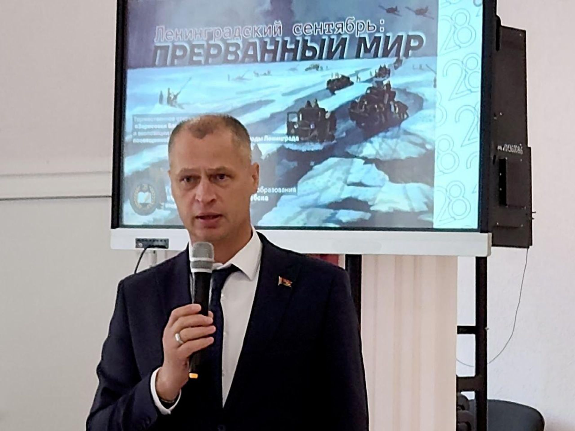 Глава администрации Октябрьского района Витебска Владимир Белевич рассказал о необходимости подрастающему поколению помнить об ужасах войны Глава администрации Октябрьского района Витебска Владимир Белевич рассказал о необходимости подрастающему поколению помнить об ужасах войны - Sputnik Беларусь, 1920, 08.09.2026