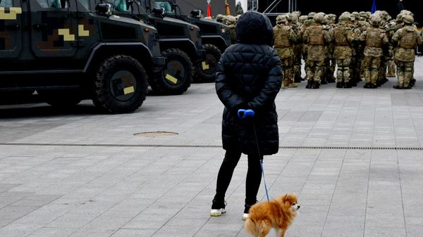 Женщина смотрит на украинских военных - Sputnik Беларусь