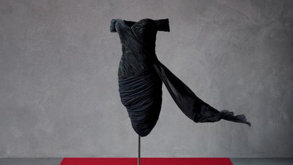 Платье мести принцессы Дианы, которое будет выставлено на торги аукционного дома Sotheby's - Sputnik Беларусь