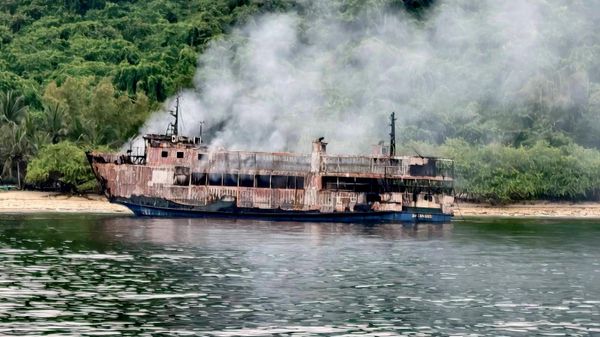 Над сгоревшим паромом MV June Aster поднимается дым спустя день после пожара  - Sputnik Беларусь