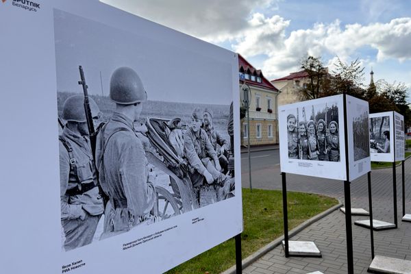 Планшетная выставка Sputnik Беларусь Женские лица войны в Гродно Планшетная выставка Sputnik Беларусь Женские лица войны в Гродно - Sputnik Беларусь