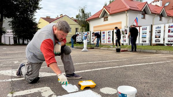 Российские дипломаты устроили субботник в Гродно - Sputnik Беларусь