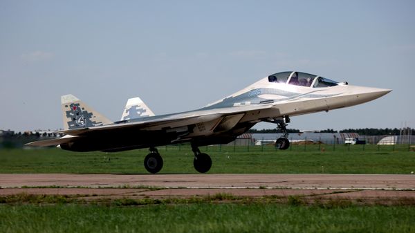 Двухместный многофункциональный истребитель пятого поколения Су-57Д - Sputnik Беларусь