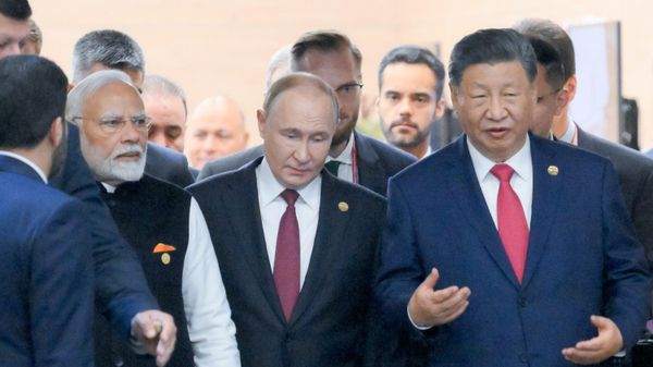 Прэзідэнт РФ Уладзімір Пуцін, старшыня КНР Сі Цзіньпін (справа) і прэм'ер-міністр Індыі Нарэндра Модзі (злева) - Sputnik Беларусь