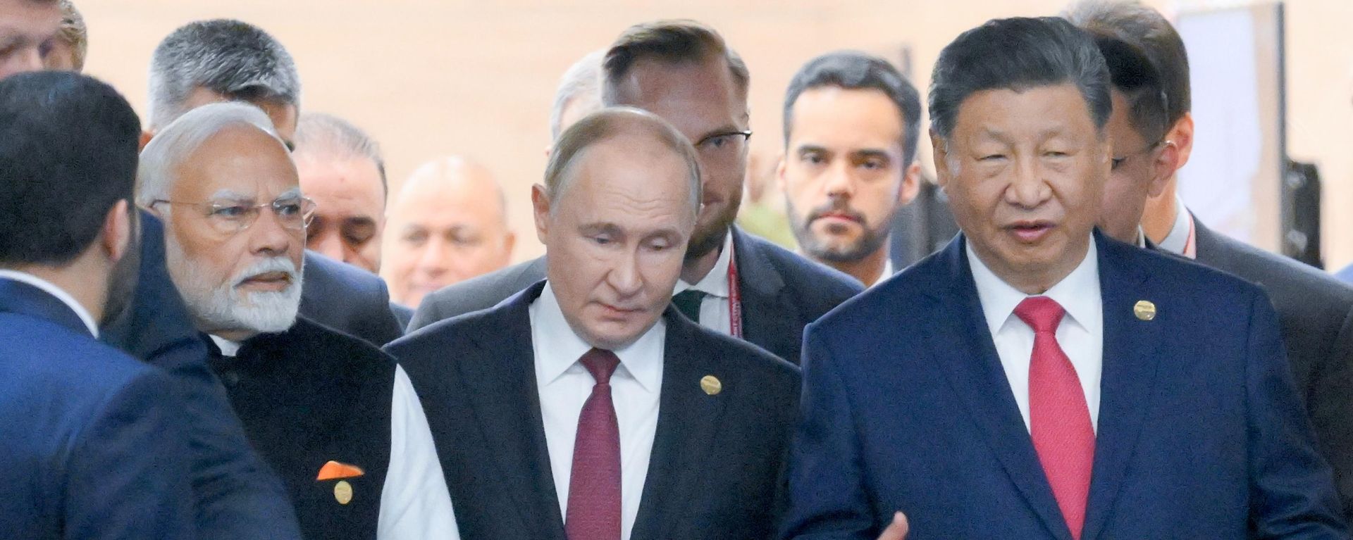 Прэзідэнт РФ Уладзімір Пуцін, старшыня КНР Сі Цзіньпін (справа) і прэм'ер-міністр Індыі Нарэндра Модзі (злева) - Sputnik Беларусь, 1920, 13.09.2026