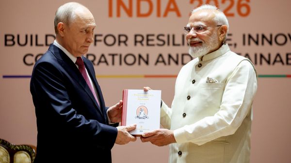 Президент РФ Владимир Путин и премьер-министр Индии Нарендра Моди (справа) во время встречи на полях саммита БРИКС в Нью-Дели. - Sputnik Беларусь