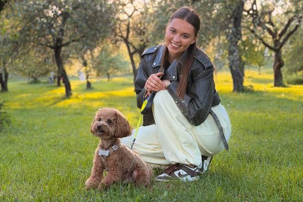 Мінчанка Даша Ашманкевіч шмат часу аддае працы, а ў вольную хвілінку любіць пагуляць са сваім хатнім гадаванцам - Sputnik Беларусь