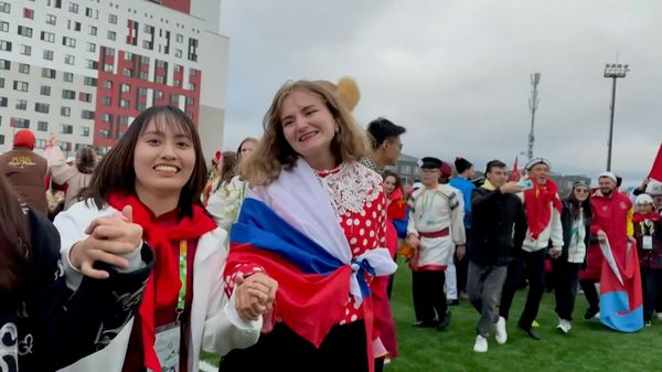 Участники фестиваля молодежи прошли хороводом по центру Екатеринбурга (видео) - Sputnik Беларусь