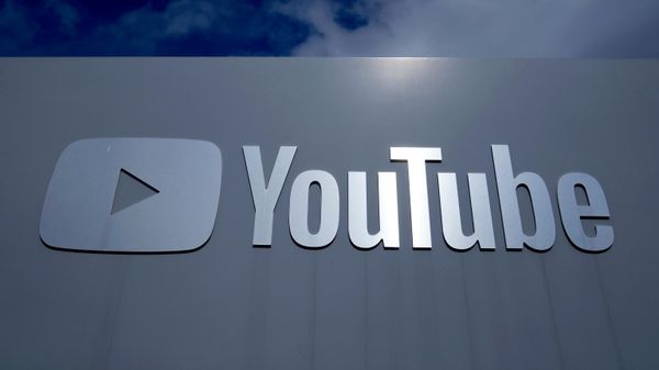 Вывеска YouTube возле штаб-квартиры компании в Сан-Бруно - Sputnik Беларусь