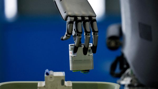 Гуманоидный робот Walker S компании UBTech поднимает предмет - Sputnik Беларусь