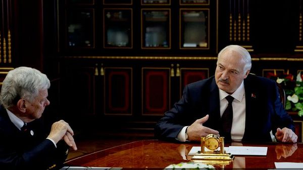 Президент Беларуси Александр Лукашенко проводит встречу со спецпосланником президента США Джоном Коулом  - Sputnik Беларусь