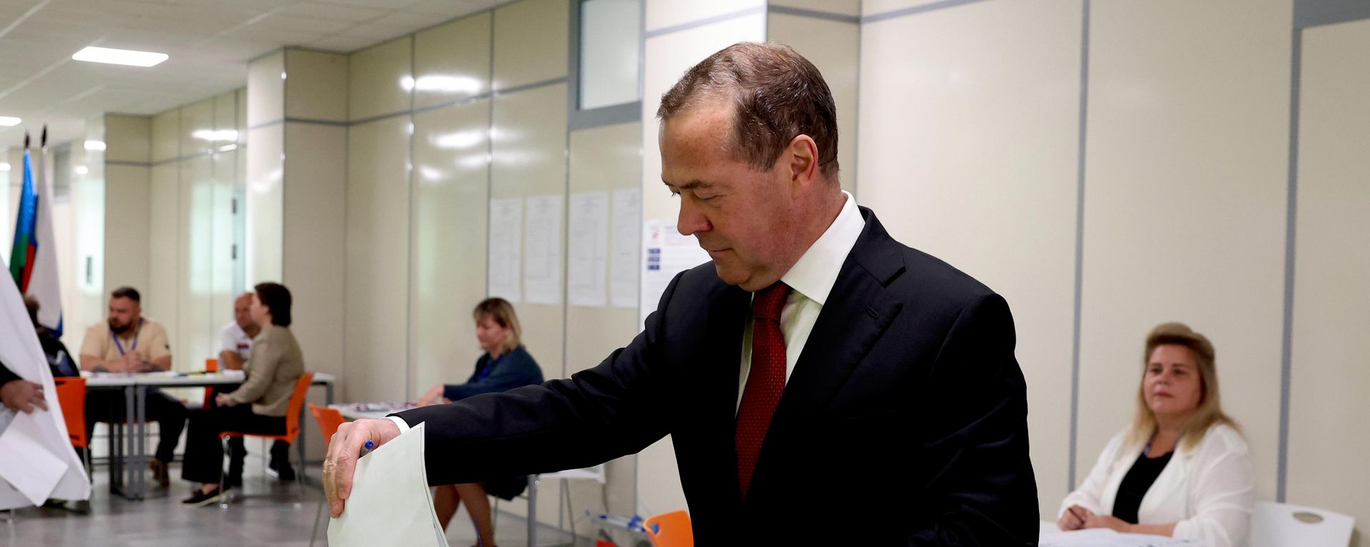 Намеснік старшыні Савета бяспекі РФ Дзмітрый Мядзведзеў прагаласаваў на выбарах дэпутатаў Дзяржаўнай Думы РФ - Sputnik Беларусь, 1920, 18.09.2026