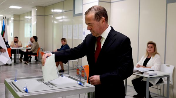Намеснік старшыні Савета бяспекі РФ Дзмітрый Мядзведзеў прагаласаваў на выбарах дэпутатаў Дзяржаўнай Думы РФ - Sputnik Беларусь