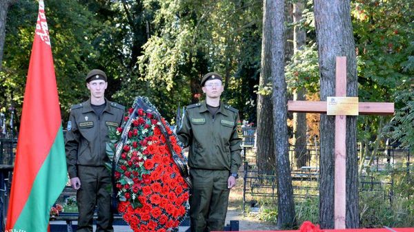 Во время церемонии перезахоронения останков - Sputnik Беларусь