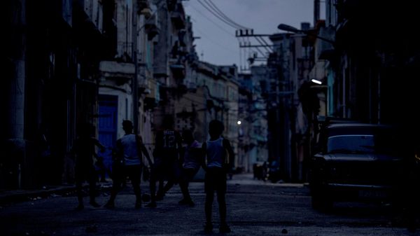 Подростки играют в футбол на темной улице во время отключения электроэнергии в Гаване, Куба, 18 сентября 2026 года - Sputnik Беларусь