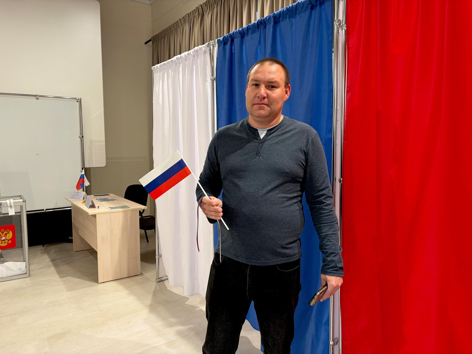 Алексей из Тулы впервые голосовал за рубежом Алексей из Тулы впервые голосовал за рубежом - Sputnik Беларусь, 1920, 20.09.2026