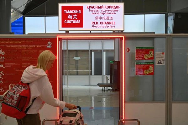 Работа таможенной службы в Национальном аэропорту Минск Работа таможенной службы в Национальном аэропорту Минск - Sputnik Беларусь