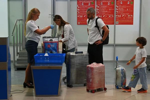 Работа таможенной службы в Национальном аэропорту Минск Работа таможенной службы в Национальном аэропорту Минск - Sputnik Беларусь