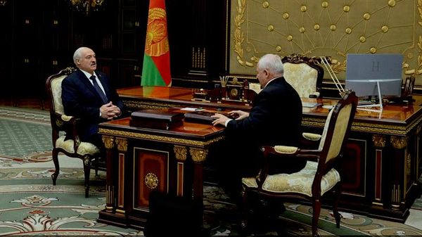 Президент Беларуси Александр Лукашенко принял с докладом специального посланника главы государства Виктора Шеймана - Sputnik Беларусь