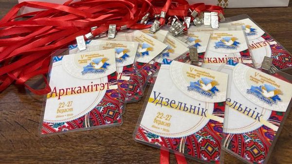 Бэйджи участников V Фестиваля искусств белорусов мира - Sputnik Беларусь