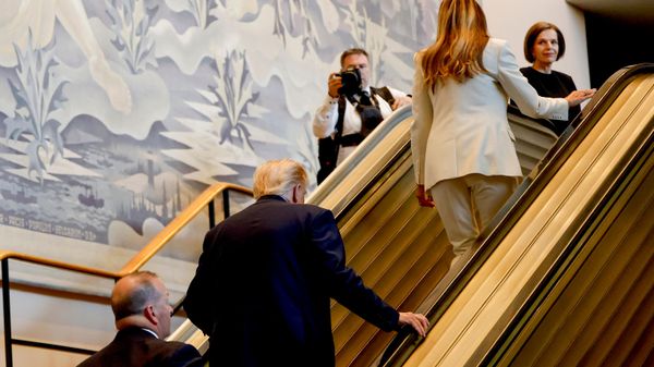 Дональд Трамп с супругой Меланьей на эскалаторе в здании ГА ООН - Sputnik Беларусь