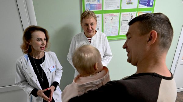 Мужчина с ребенком в больнице - Sputnik Беларусь