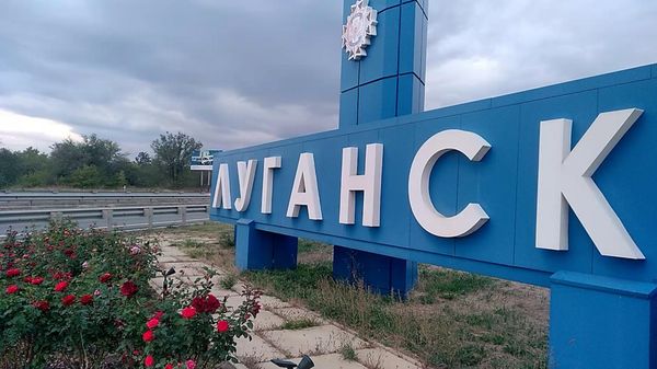 Монументы и акробатика на самокатах: чем живет столица ЛНР (видео) - Sputnik Беларусь