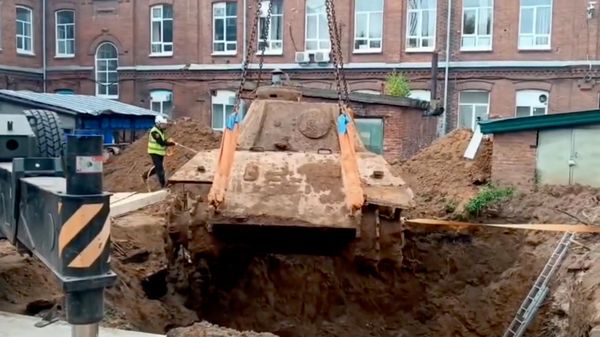 Немецкую Пантеру достали из-под земли в Казани (видео) - Sputnik Беларусь