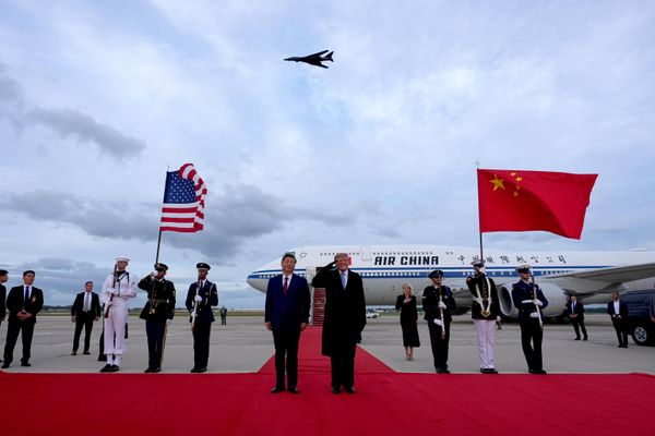 Президент Дональд Трамп отдает честь во время пролета военной авиации на церемонии встречи председателя КНР Си Цзиньпина на авиабазе Эндрюс, США - Sputnik Беларусь