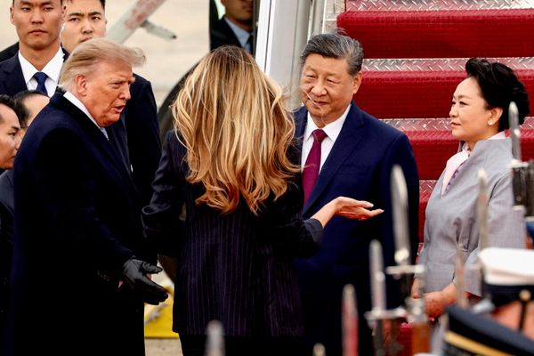 Президент США Дональд Трамп и первая леди Мелания Трамп приветствуют председателя КНР Си Цзиньпина и его супругу Пэн Лиюань по прибытии на объединенную авиабазу Эндрюс - Sputnik Беларусь