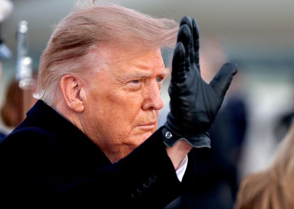 Президент США Дональд Трамп машет рукой во время прибытия председателя КНР Си Цзиньпина на авиабазу Эндрюс, США - Sputnik Беларусь