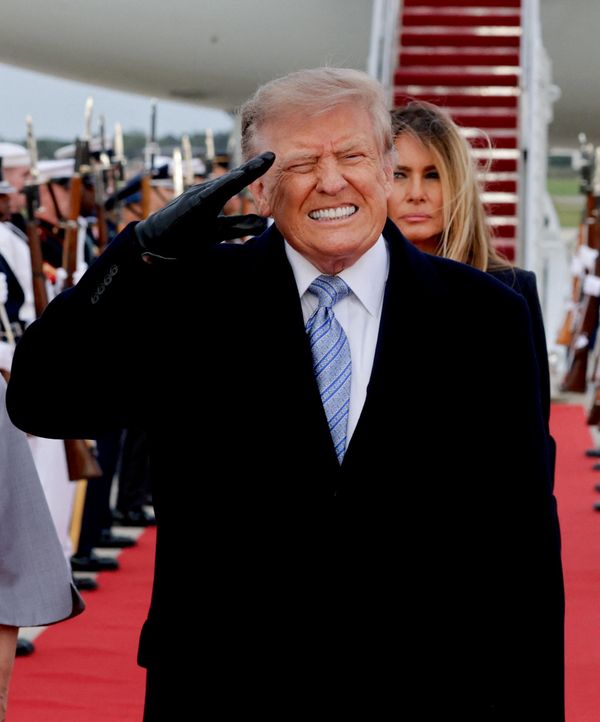 Президент США Дональд Трамп отдает честь во время прибытия на авиабазу Эндрюс, США - Sputnik Беларусь
