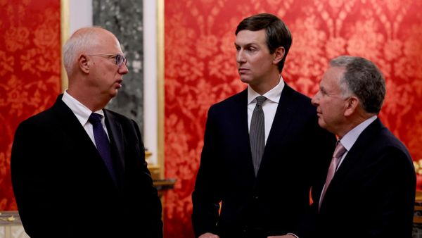 Специальный посланник президента США Стивен Уиткофф (справа), зять президента США Джаред Кушнер (в центре) и специальный представитель президента РФ по инвестиционно-экономическому сотрудничеству с зарубежными странами Кирилл Дмитриев  - Sputnik Беларусь