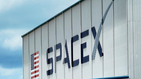 Логотип SpaceX на здании в Космическом центре имени Кеннеди на мысе Канаверал - Sputnik Беларусь