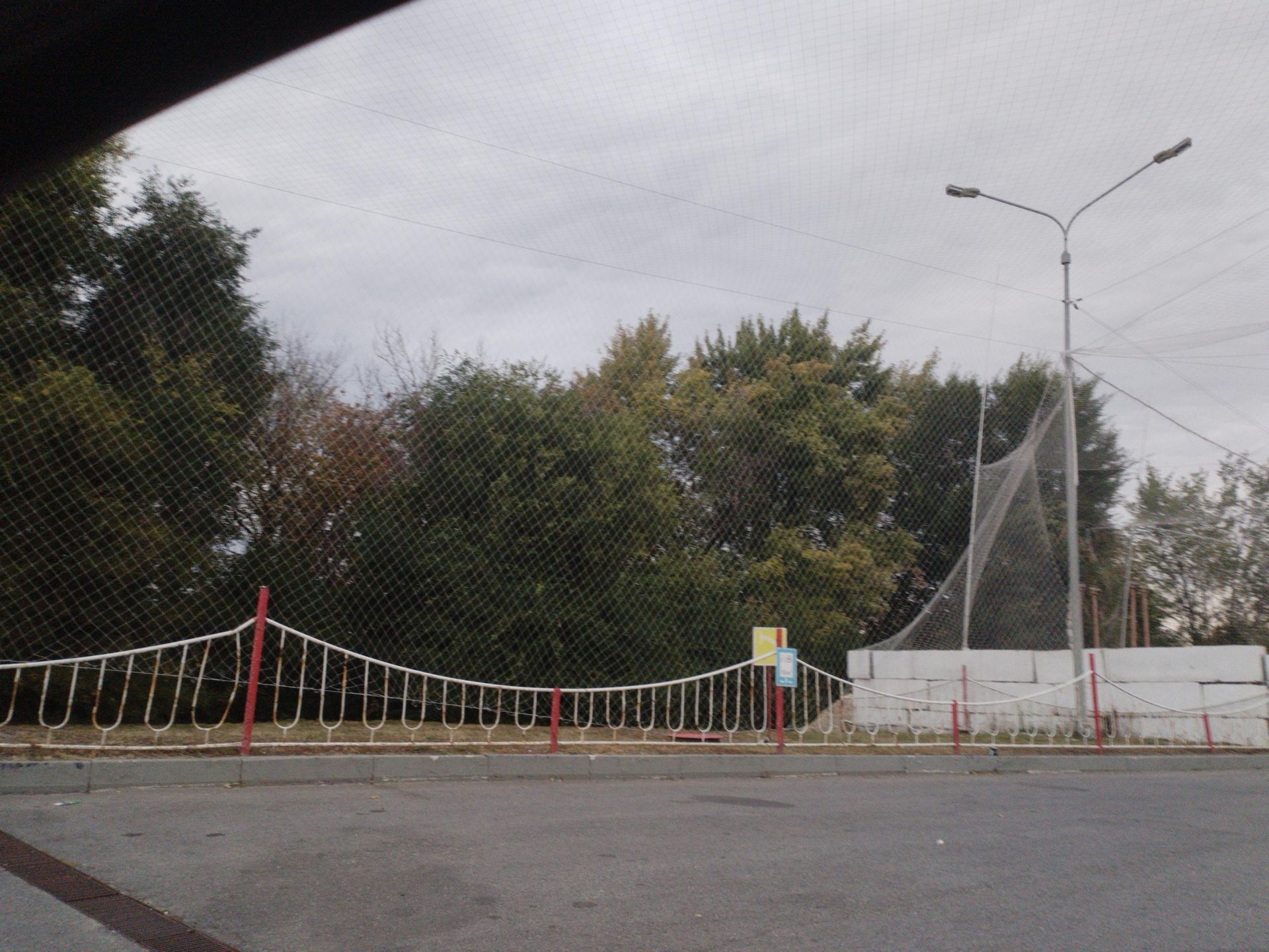 Антидроновая сетка на гражданском объекте в Белгородской области Антидроновая сетка на гражданском объекте в Белгородской области - Sputnik Беларусь, 1920, 28.09.2026