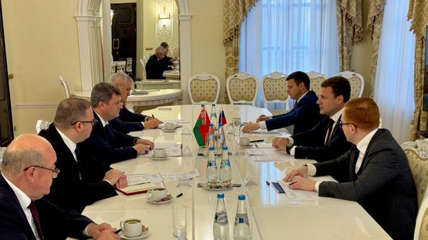 Встреча посла Беларуси в РФ Юрия Селиверстова и российского министра по развитию Дальнего Востока и Арктики Алексея Чекункова Встреча посла Беларуси в РФ Юрия Селиверстова и российского министра по развитию Дальнего Востока и Арктики Алексея Чекункова - Sputnik Беларусь