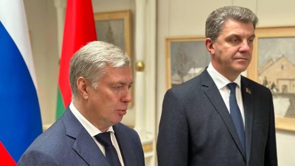 Губернатор Ульяновской области Алексей Русских (слева) и председатель Мингорисполкома Владимир Кухарев (справа)  - Sputnik Беларусь