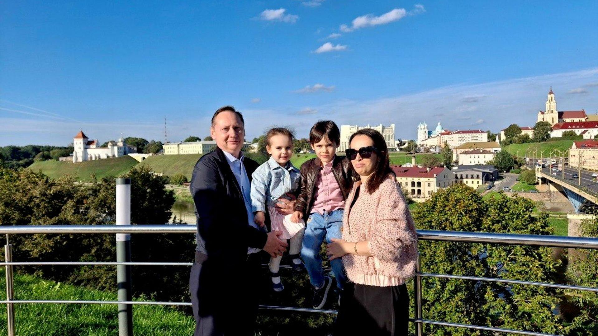Генконсул РФ в Гродно Андрей Варламов с семьей Генконсул РФ в Гродно Андрей Варламов с семьей - Sputnik Беларусь, 1920, 30.09.2026
