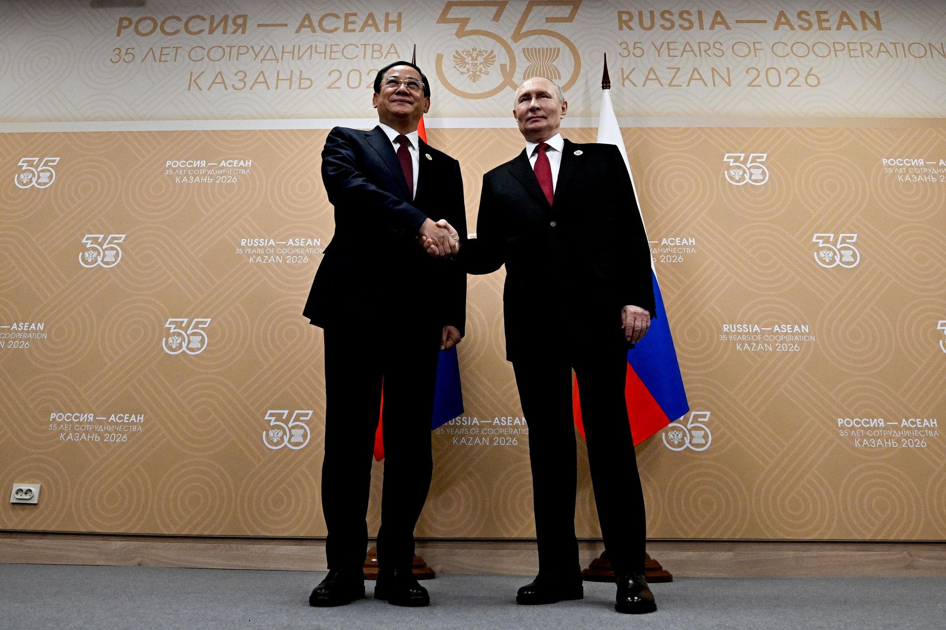 Президент РФ Владимир Путин и премьер-министр Лаоса Сонексай Сипхандон (слева) во время встречи на полях саммита Россия - АСЕАН в Казани в июне 2026 года. - Sputnik Беларусь, 1920, 30.09.2026