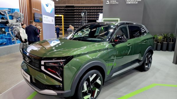 Красовер Lada Azimut прадэманстравалі на Иннопроме ў Мінску - Sputnik Беларусь