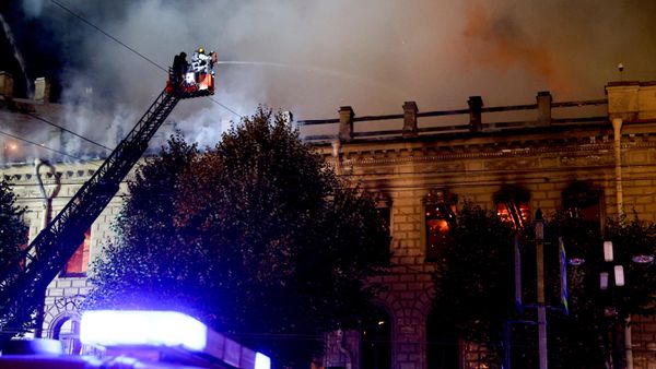Пожар в историческом особняке на Исаакиевской площади в Санкт-Петербурге - Sputnik Беларусь