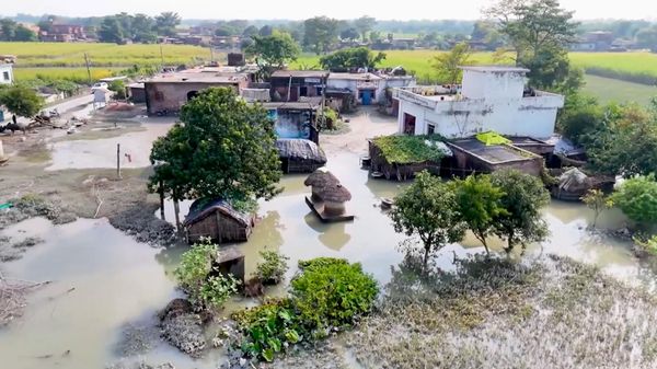 Жители на крышах: из-за прорыва дамбы 32 деревни в Индии ушли под воду (видео) - Sputnik Беларусь
